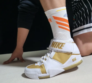 Giay Nike Zoom Lebron 2 Retro 'Maccabi' 2022 DJ4892-100