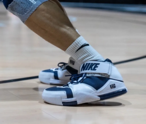 Giay Nike Zoom LeBron 2 Retro 'USA' 2022 DR0826-100