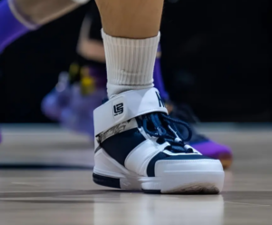 Giay Nike Zoom LeBron 2 Retro 'USA' 2022 DR0826-100