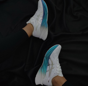 Giay Asics Novablast 3 'Platinum' 1011B461-100