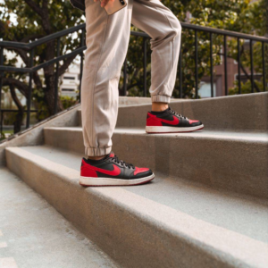 Alternative view of Giày Nike Air Jordan 1 Retro Low OG GS 'Bred' 709999-001