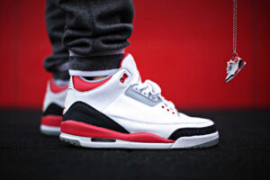Alternative view of Giày Nike Air Jordan 3 Retro 'Fire Red' 2007 136064-161
