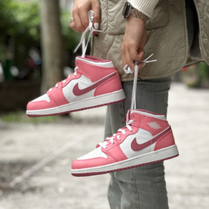 Giay Nike Air Jordan 1 Mid GS 'Valentine's Day 2023' DQ8423-616