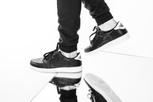 Alternative view of Giày Nike Air Jordan 1 Retro Low OG 'Cyber Monday' 709999-010