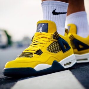 Alternative view of Giày Nike Air Jordan 4 Retro 'Lightning' 2021 CT8527-700