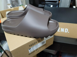 Alternative view of Dép Adidas Yeezy Slides 'Soot' 2021 GX6141