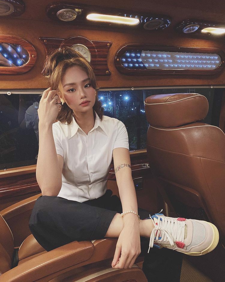 top-5-sao-nu-vbiz-so-huu-nhung-bo-suu-tap-sneakers-co-gia-tri-khung