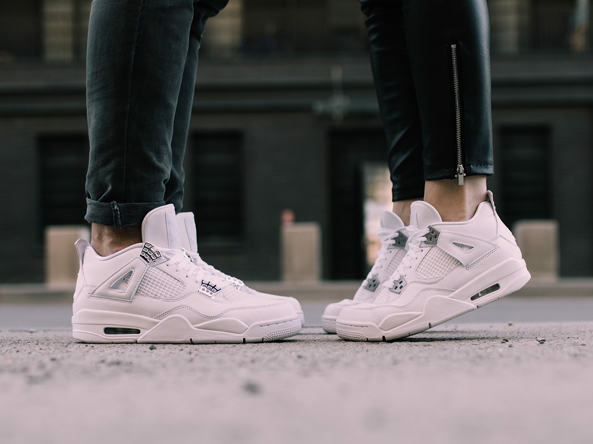 air-jordan-4-pure-money-chi-mot-mau-trang-nhung-khong-he-don-gian