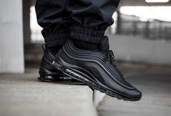 top-nhung-doi-sneakers-den-dep-nhat-cua-nike-hien-nay