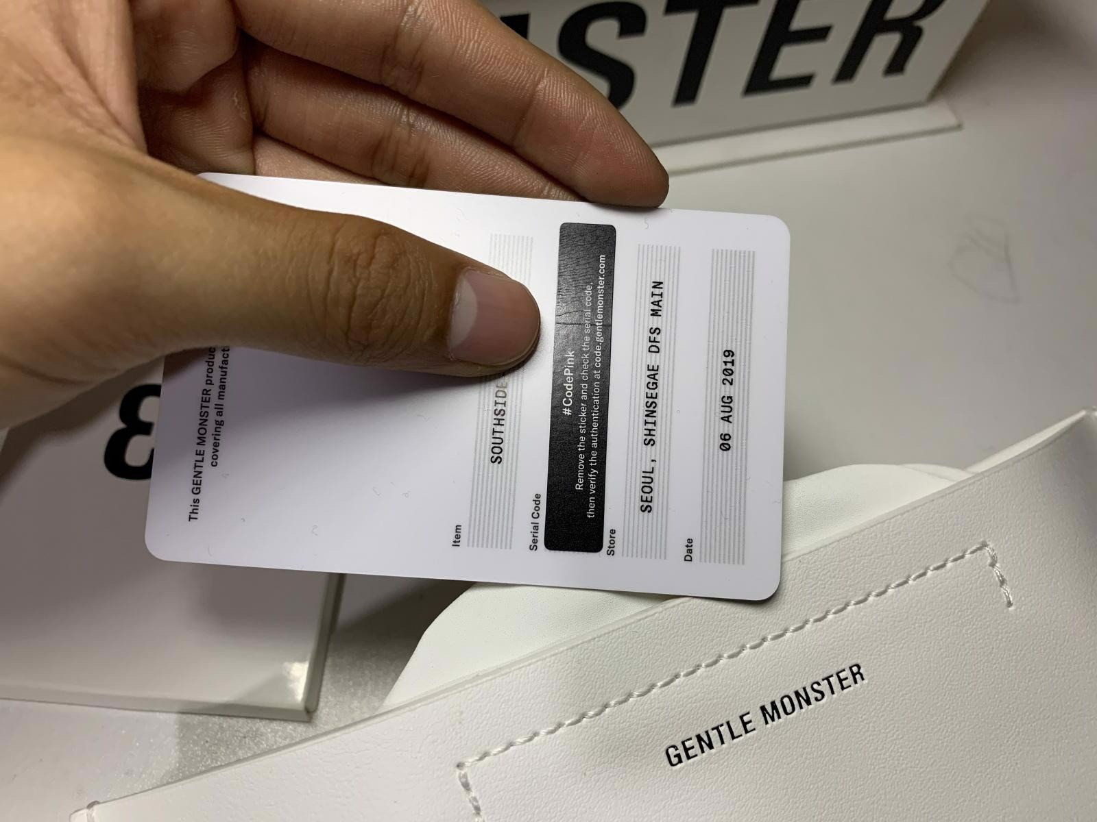 Thẻ chứng nhận hàng chính hãng của Gentle Monster