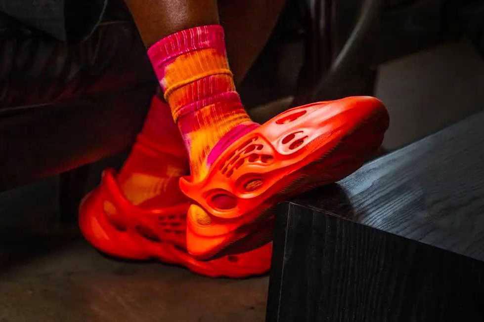 review-giay-yeezy-foam-runner-vermilion