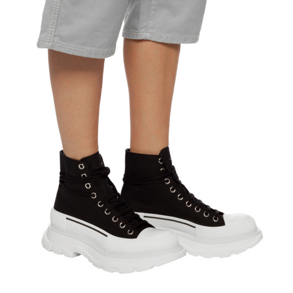 Giày Alexander McQueen Wmns Tread Slick Boots 'Black White' 611706-W4L32-1070 - Ảnh 2