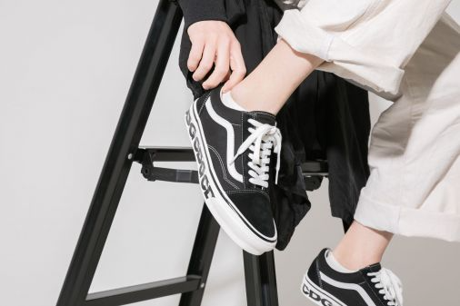 https://authentic-shoes.com/blogs/news/su-hinh-thanh-cua-vans-old-skool-va-ban-colab-voi-ga-khong-lo-the-gioi