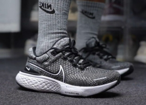 Alternative view of Giày Nike ZoomX Invincible Run Flyknit 'Black White' CT2228-103