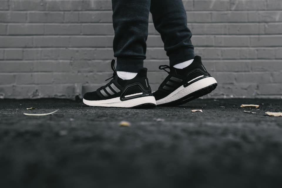 Review giày: Adidas Ultraboost 20 "Core Black" mang lại sự êm ái cho đôi chân Hinh anh 4: Review giay: Adidas Ultraboost 20 "Core Black" mang lai su em ai cho doi chan