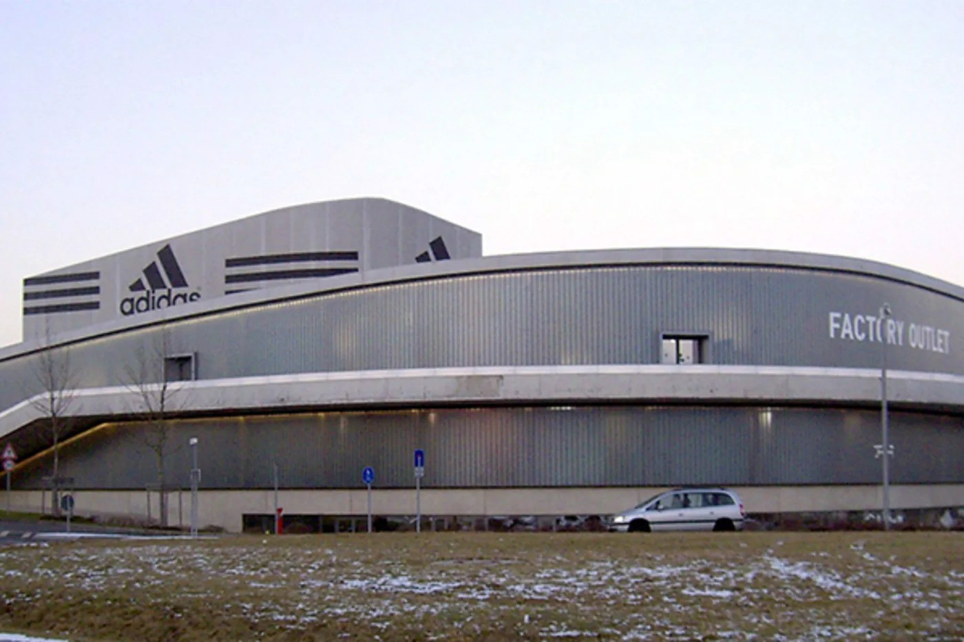 bat-mi-nhung-bi-mat-cua-adidas-khong-ai-noi-voi-ban