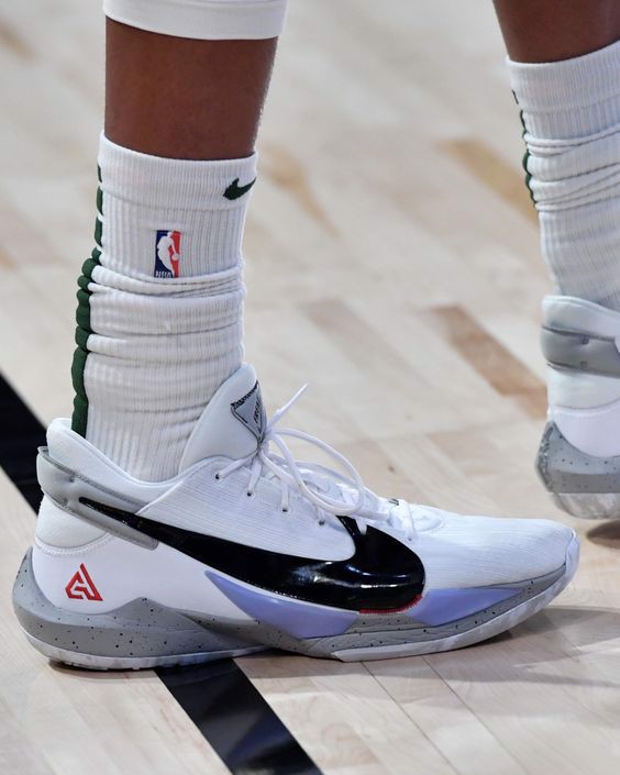 tat-tan-tat-ve-chien-hai-quoc-dan-nike-zoom-freak-2