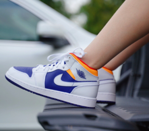 Alternative view of Giày Nike Air Jordan 1 Mid GS 'White Deep Royal Blue' 554725-131