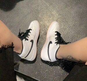 Alternative view of Giày Nike Air Jordan 1 Mid GS 'White Arctic Orange' 554725-180