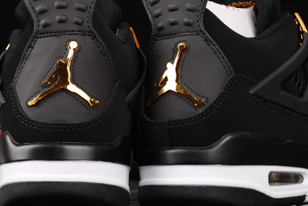 ve-dep-huyen-bi-ma-qui-phai-khong-the-phu-nhan-cua-air-jordan-4-royalty