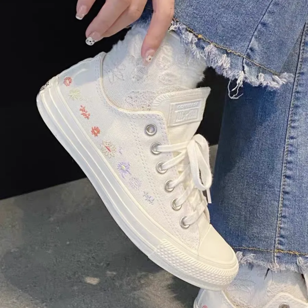 Giày Converse Chuck Taylor All Star Embroidered Floral A01595C - Ảnh 2