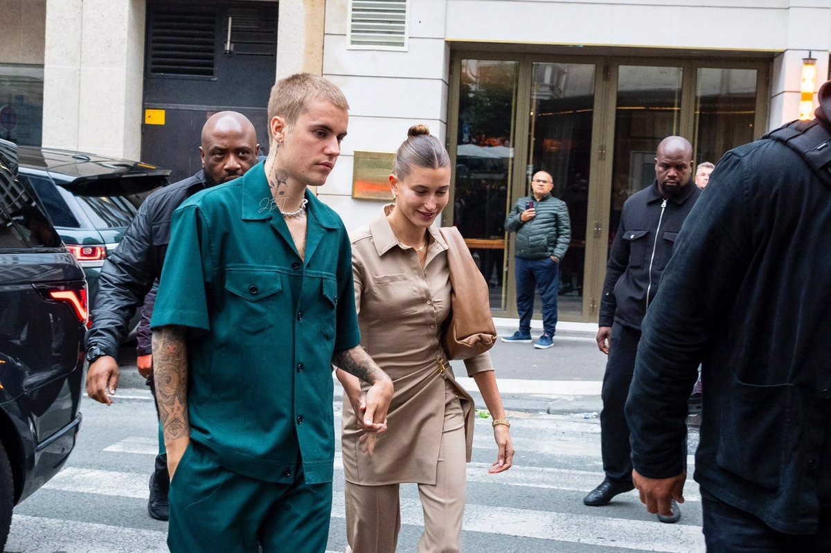 justin-bieber-va-co-vo-hailey-bieber-da-mac-gi-khi-den-tham-nuoc-phap