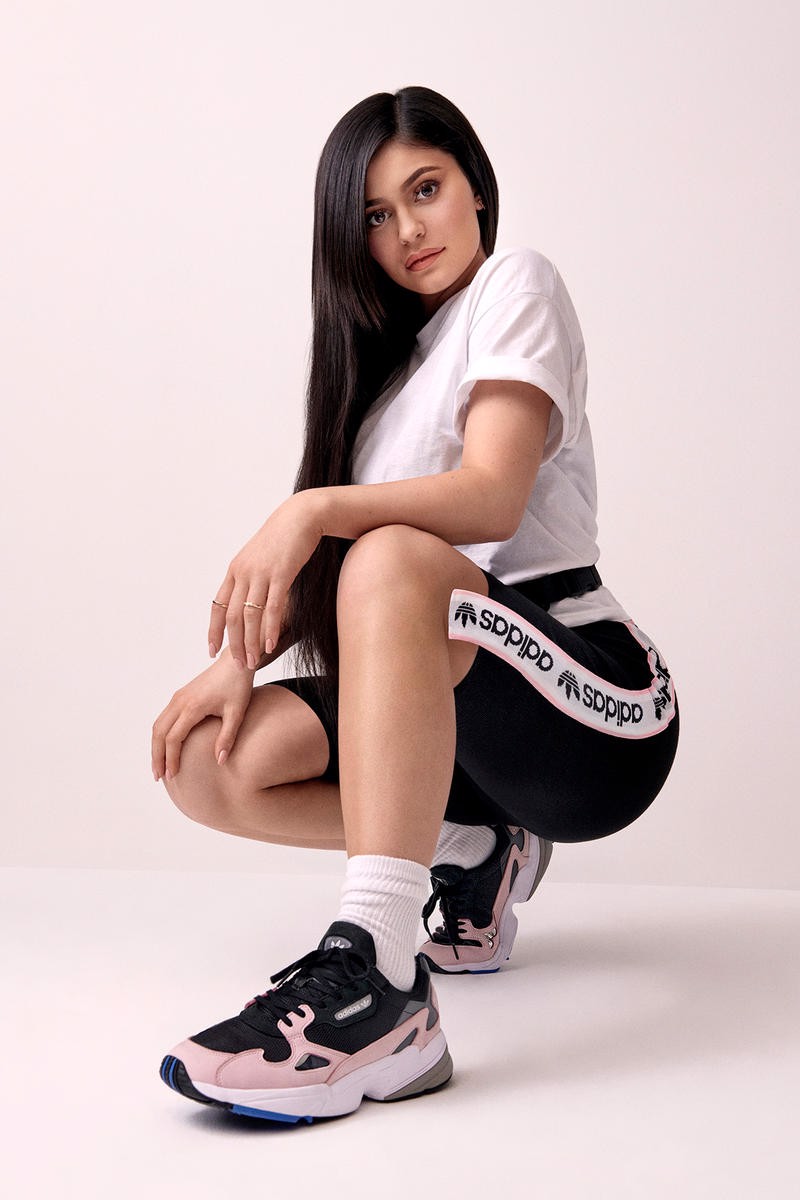 Đôi giày đầu tiên của Adidas Falcon với Kylie làm đại sứ thương hiệu chưa bao giờ hết hot Hinh anh 3: Doi giay dau tien cua Adidas Falcon voi Kylie lam dai su thuong hieu chua bao gio het hot