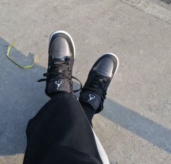 Giày Nike Air Jordan 1 Mid SE GS 'Black Anthracite' BQ6931-012 - Ảnh 2