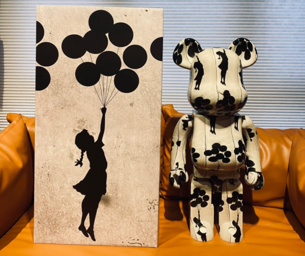 Mô Hình Bearbrick Banksy Flying Balloons Girl - Ảnh 6
