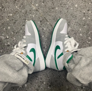 Giay Nike Air Jordan 1 Mid 'Light Smoke Grey Pine Green' DC7248-103