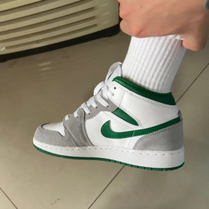 Giay Nike Air Jordan 1 Mid 'Light Smoke Grey Pine Green' DC7248-103