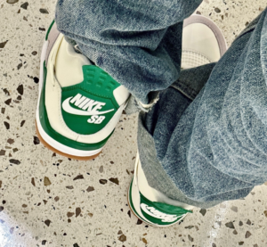 Giay Nike Air Jordan 4 Retro 'Pine Green' DR5415-103