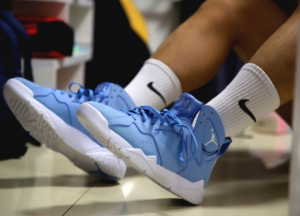 Alternative view of Giày Nike Air Jordan 7 Retro 'University Blue' 304775-400