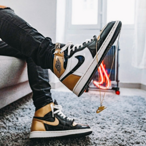 Alternative view of Giày Nike Air Jordan 1 Retro High 'Gold Top 3' 861428-001
