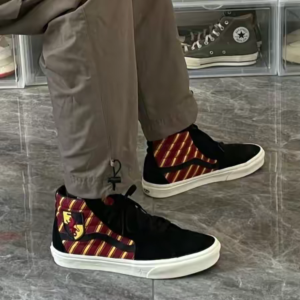 Giày Vans Harry Potter x Sk8-Hi 'Gryffindor' VN0A4BV6XK8 - Ảnh 2