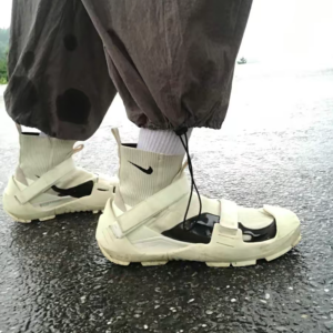 Alternative view of Giày Nike Matthew M Williams Flyknit 'Light Bone' AQ9201-100