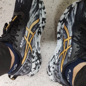 Alternative view of Giày Asics Noosa Tri 13 Black Pure Gold 1012A898-001