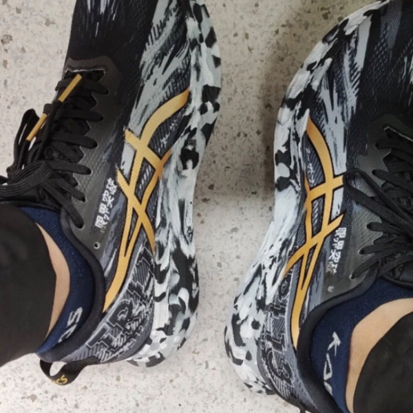 Giày Asics Noosa Tri 13 Black Pure Gold 1012A898-001 - Ảnh 2