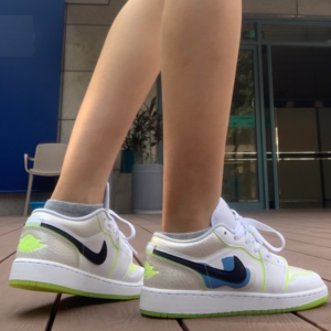 Giay Nike Air Jordan 1 Low SE GS 'Warped Swoosh' DV1324-117