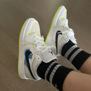 Giay Nike Air Jordan 1 Low SE GS 'Warped Swoosh' DV1324-117