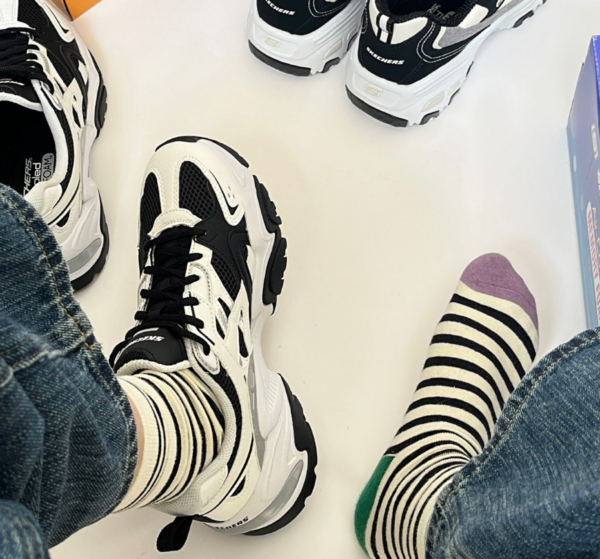 Giày Skechers D'Lites 1.0 Milk Tea Bear Corduroy 'Black White' 149906-BKNT - Ảnh 6