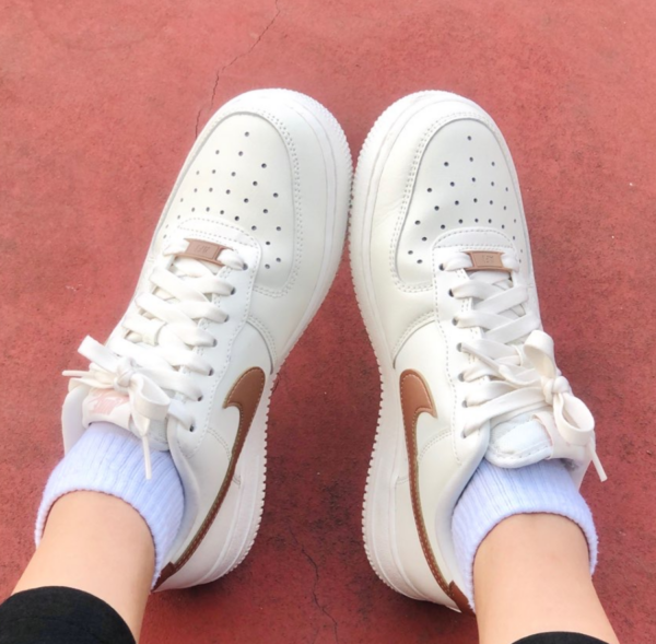 Giày Nike Wmns Air Force 1 '07 Sail Metallic 'Red Bronze' DD8959-109 - Ảnh 2