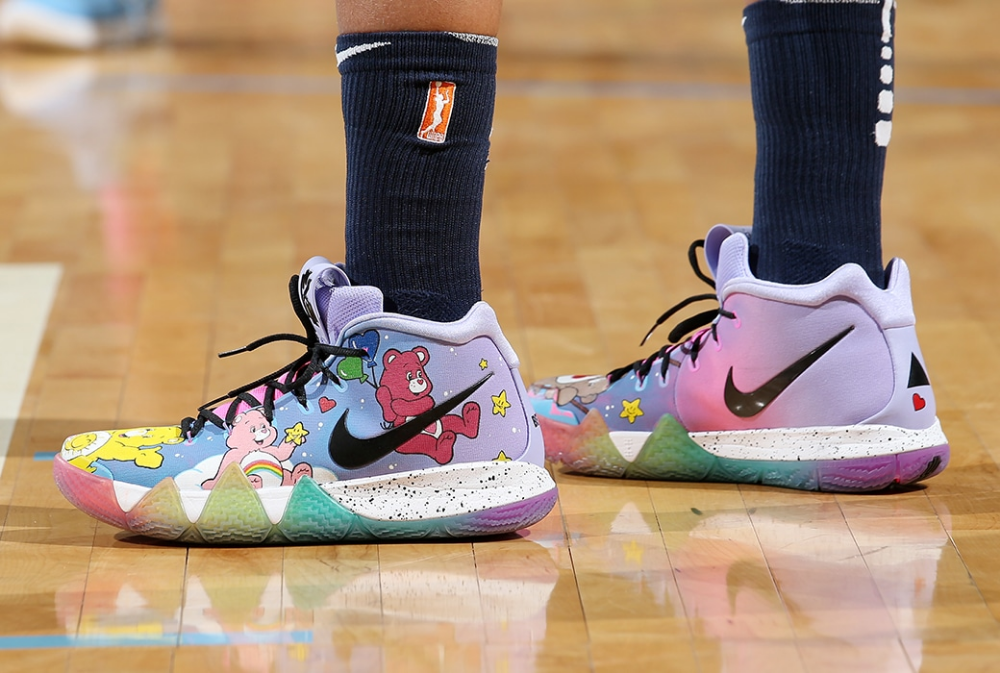 cach-lua-chon-mot-doi-giay-bong-ro-chat-luong