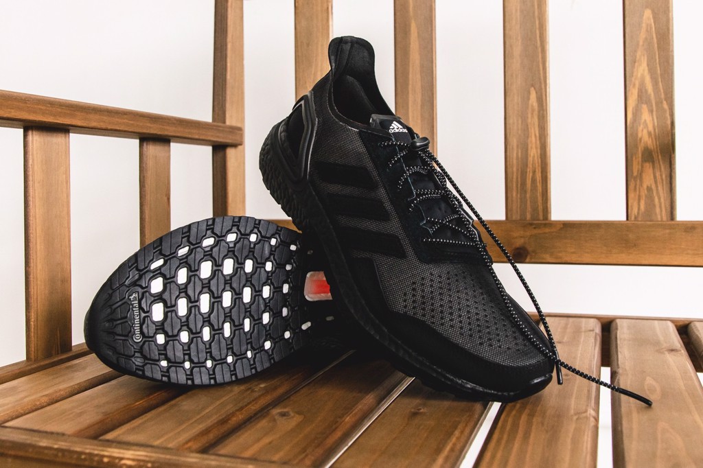 Cái nhìn cận cảnh về sản phẩm hợp tác của Invincible và adidas