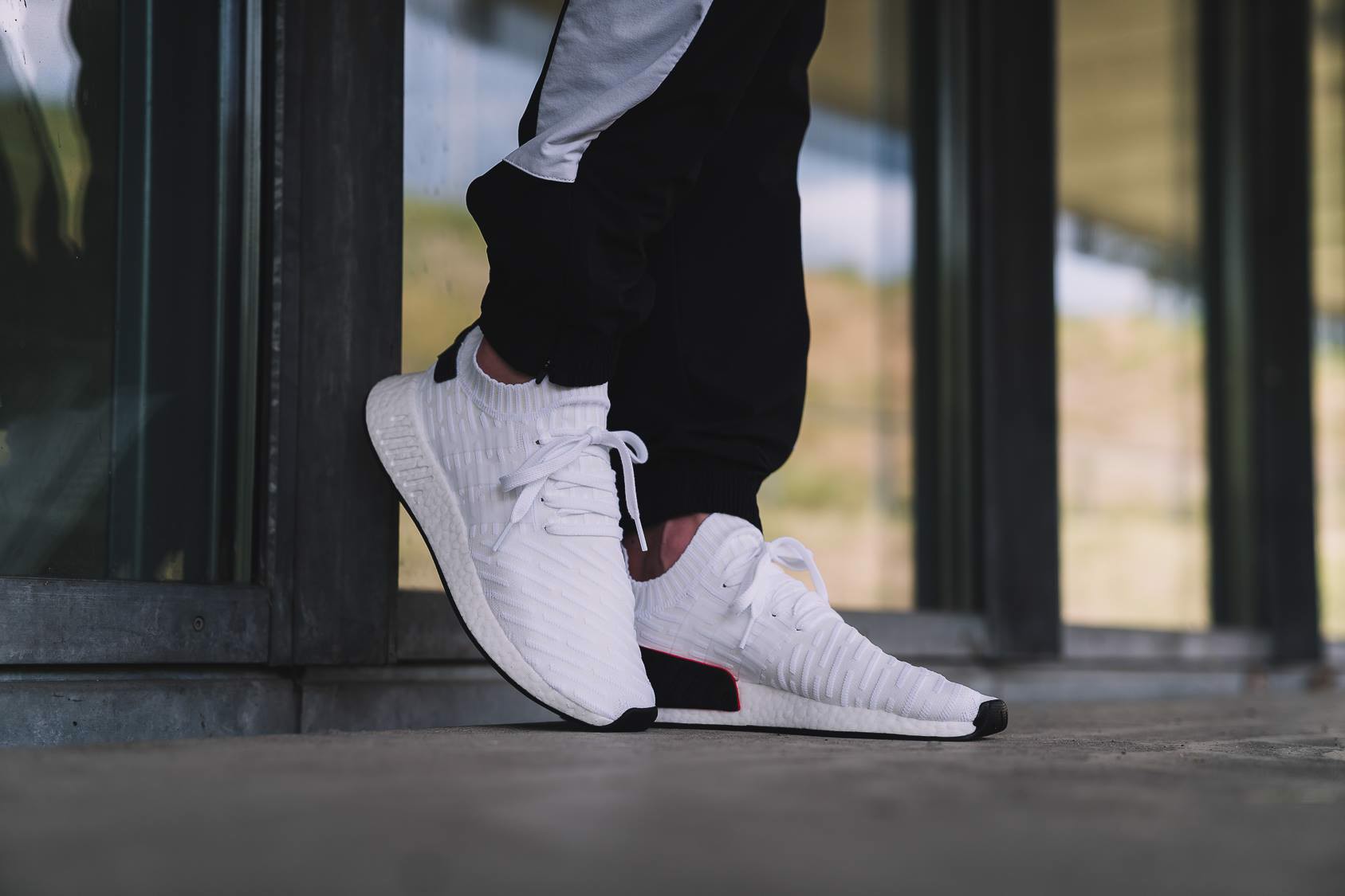 Reviw giày: adidas NMD_R2 Primeknit "White Black" siêu êm ái Hinh anh 7: Reviw giay: adidas NMD_R2 Primeknit "White Black" sieu em ai