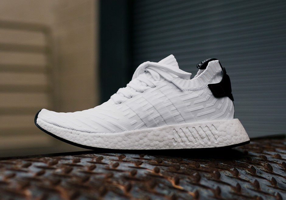 Reviw giày: adidas NMD_R2 Primeknit "White Black" siêu êm ái Hinh anh 5: Reviw giay: adidas NMD_R2 Primeknit "White Black" sieu em ai