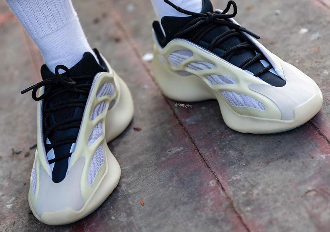 review-giay:-adidas-yeezy-700-v3-azael---ve-dep-doc-la-thu-hut-tu-cai