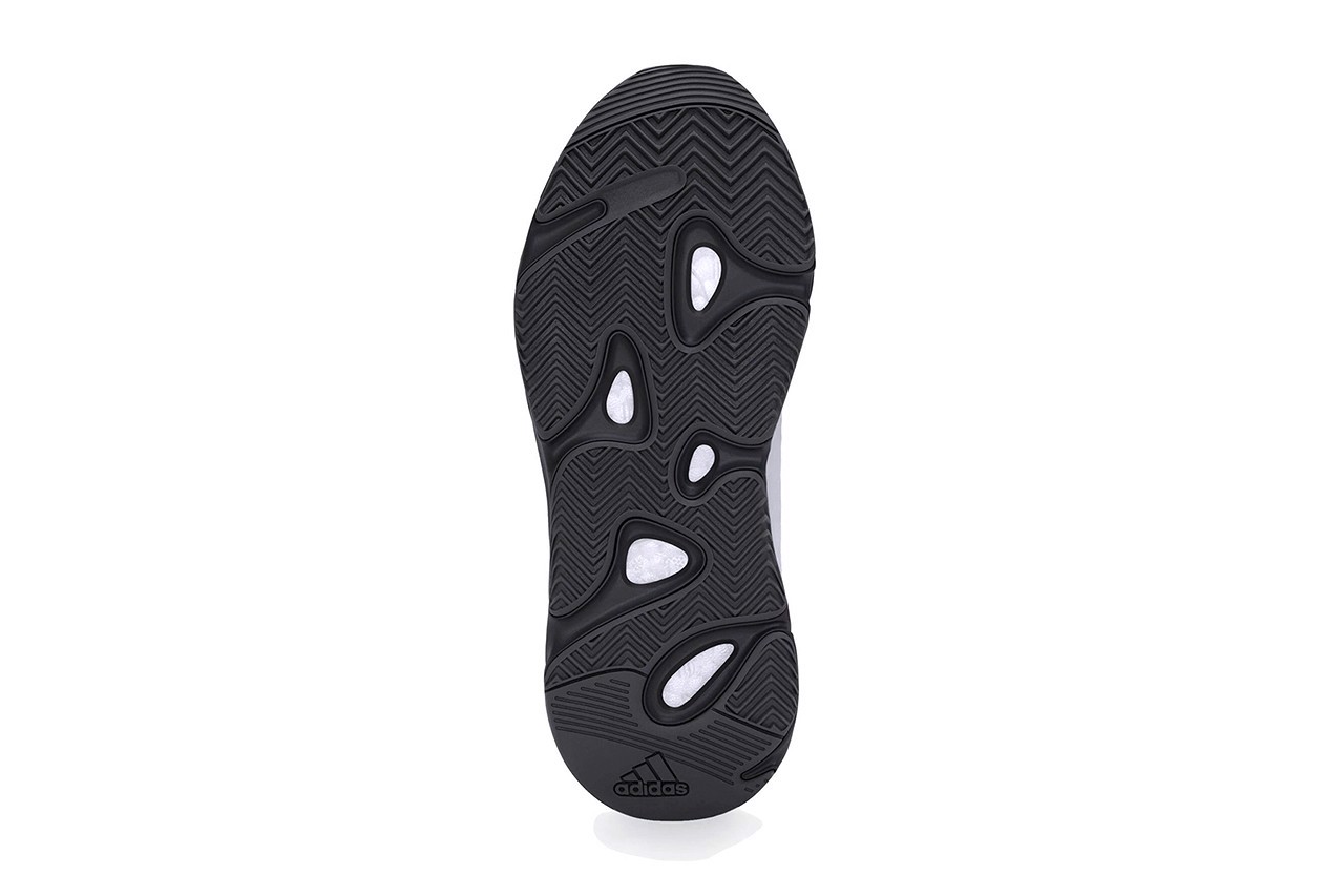 hinh-anh-chinh-thuc-cua-doi-adidas-yeezy-boost-700-mnvn-metallic