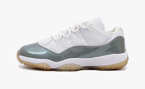 WMNS Air Jordan 11 Retro Low “Metallic Silver” Phối màu: White/Metallic Silver Code: 833001-102 Ngày ra mắt: 14/04/2001 Giá bán lẻ: 115 USD