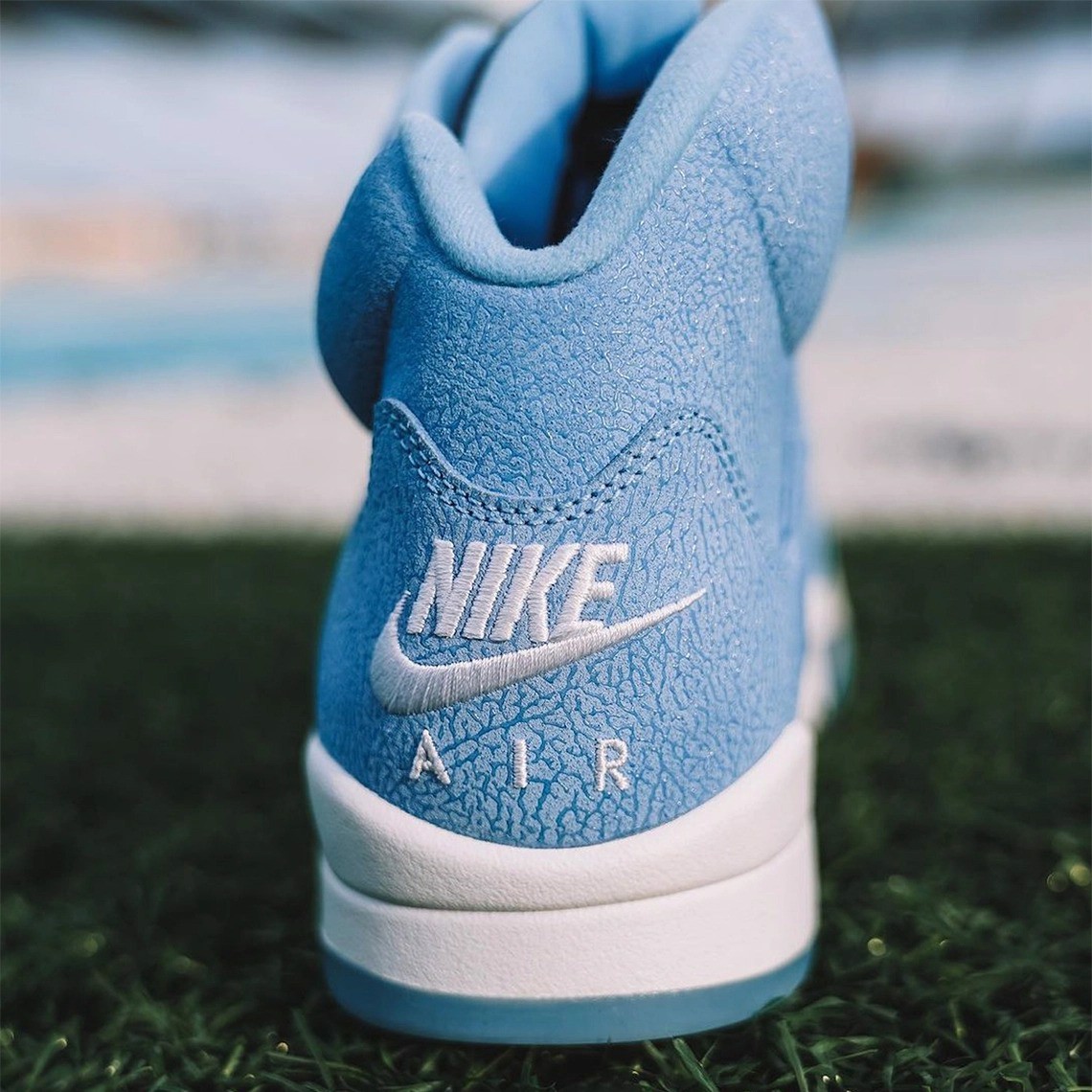 nike-air-jordan-5-khong-he-thua-kem-nhung-nguoi-anh-em-cua-minh-voi-phoi-mau-unc